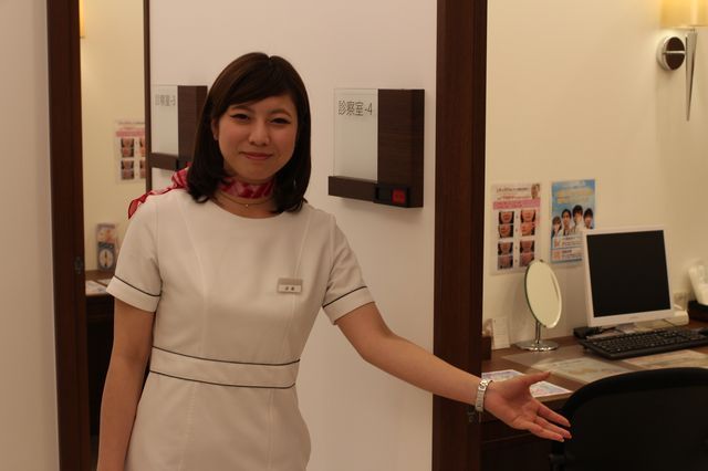 スキンクリニック受付の遠藤さん3