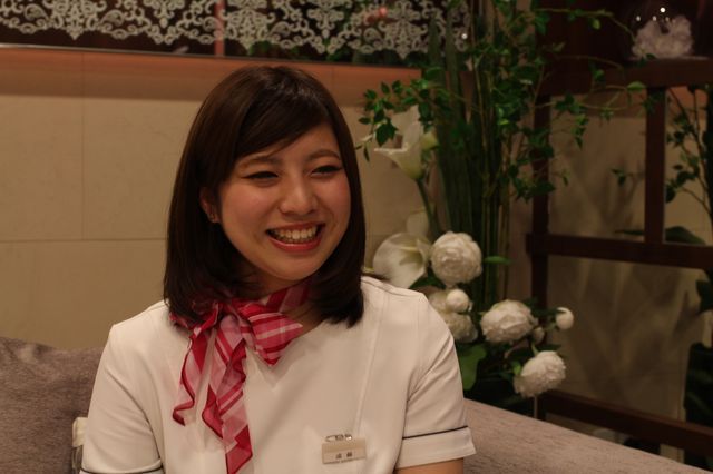 スキンクリニック受付の遠藤さん1